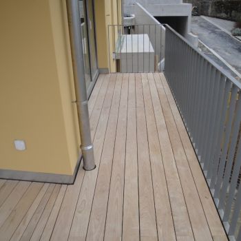 Edelkastanien_Holzdeck_auf_Terrasse.JPG